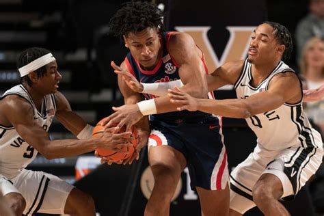 Lawrence, Manjon combine for 45 points; Vanderbilt ends 4-game skid with 69-53 win over Dartmouth